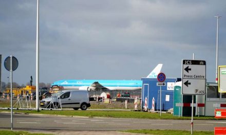 La brasileña Embraer le entrega a KLM el primero de sus mayores aviones