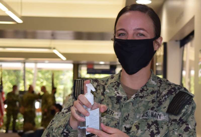 Secretario de Defensa ordena usar máscaras en todas las instalaciones militares