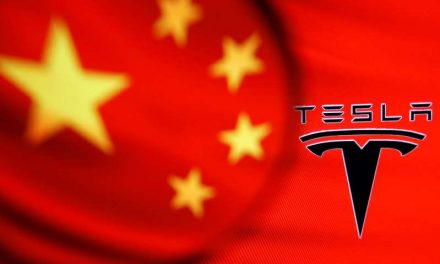 Reguladores chinos cuestionan a Tesla por quejas de clientes en autos