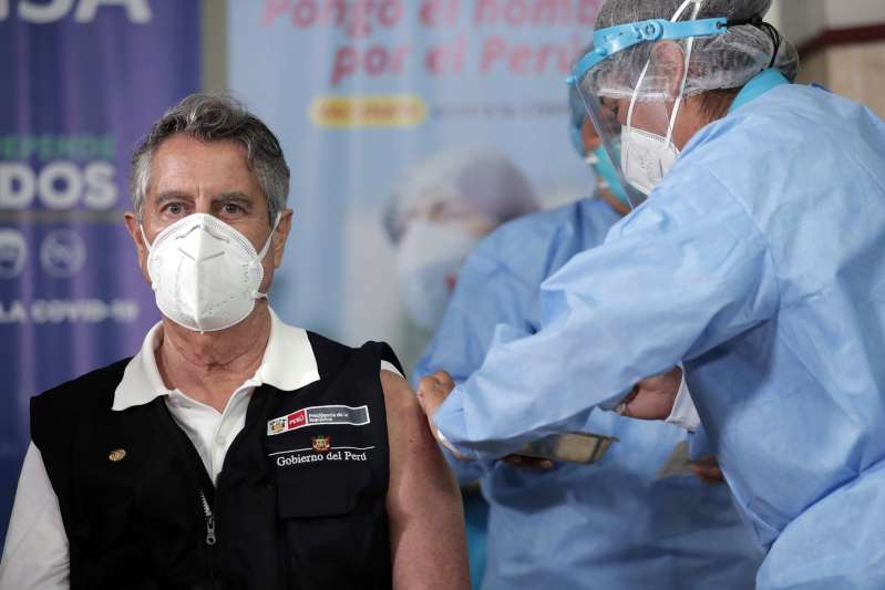 Con su presidente a la cabeza, Perú inicia la vacunación masiva contra la covid-19