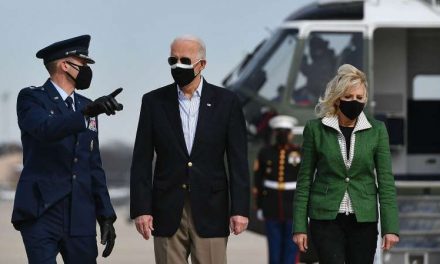 El presidente Biden y la primera dama visitan Texas ante el paso de la brutal tormenta invernal