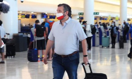 Las excusas de Ted Cruz por su viaje a Cancún continúan desmoronándose