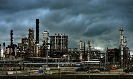 la mayor refinería de crudo de Estados Unidos, situada en Port Arthur, Texas, suspende actividades debido a  temperaturas heladas sin precedentes