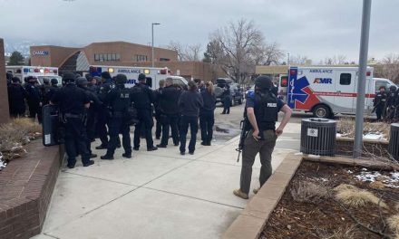 La policía responde a un tiroteo en un supermercado King Scoopers de Colorado. Hay 10 Muertos
