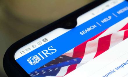 El IRS paga una cifra récord a los contribuyentes por demorarse en la devolución de declaraciones de impuestos