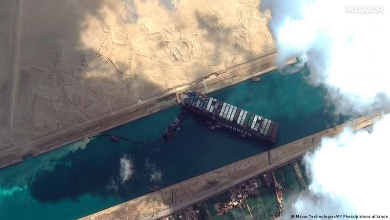 Fracasa primer intento de reflotar megabuque encallado en canal de Suez