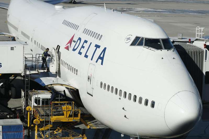 Delta, última aerolínea en abandonar la política de asientos vacíos en Estados Unidos