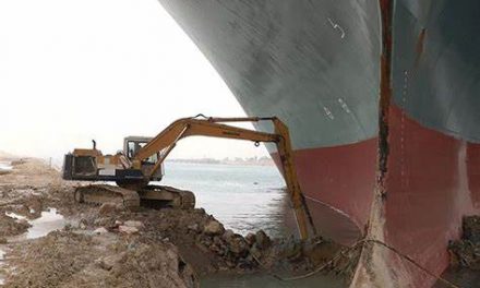 Buque atascado en el Canal de Suez ha retenido miles de millones de dólares en comercio mundial