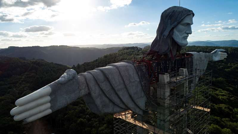 Un imponente Cristo de 43 metros de altura crece en el sur de Brasil