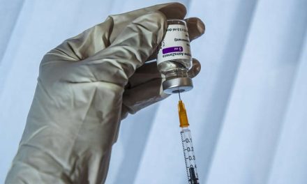 Chile se niega a administrar la vacuna de AstraZeneca a mujeres menores de 55 años
