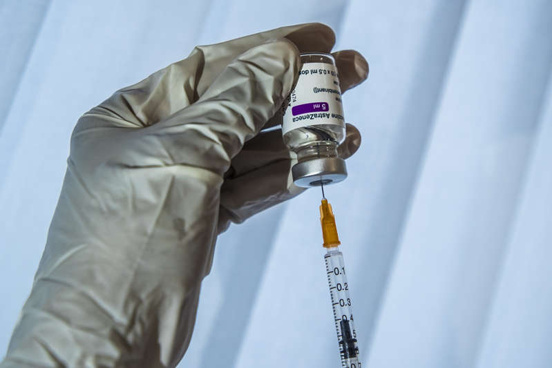 Chile se niega a administrar la vacuna de AstraZeneca a mujeres menores de 55 años