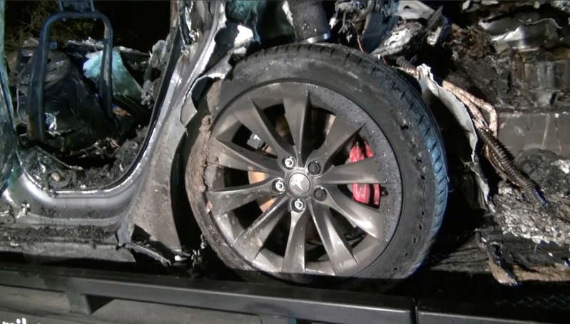 La policía exigirá datos del accidente de Tesla en Texas y Musk niega el uso del piloto automático