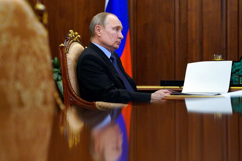 Putin firma ley con que podría seguir en el cargo hasta 2036