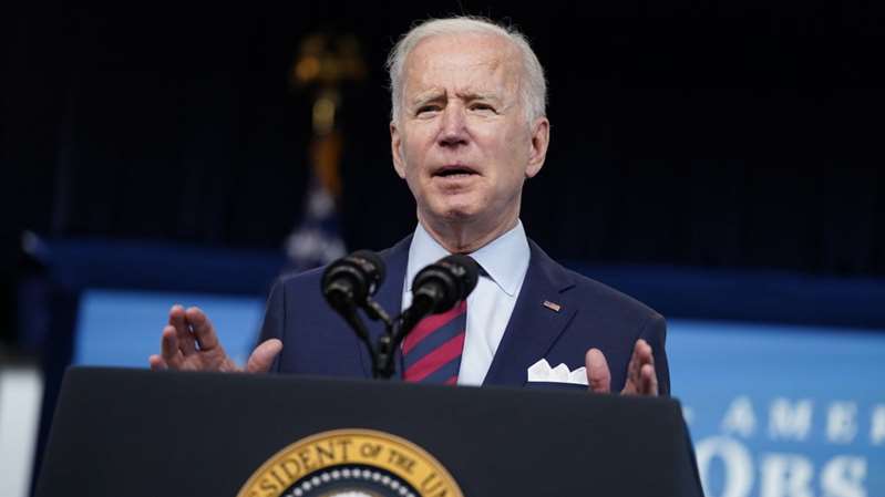 Biden considera cancelar $50,000 de deudas en préstamos estudiantiles