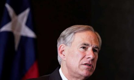 El gobernador de Texas denuncia abuso a menores una instalación migratoria