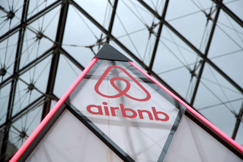 Airbnb se desploma tras opción para vender sus acciones