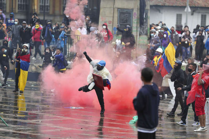 Abusos policiales, demandas sociales, crisis económica y una pandemia: Colombia vive una tormenta perfecta