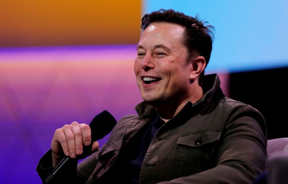 Elon Musk dice que es la primera persona con síndrome de Asperger en presentar SNL durante el monólogo de apertura
