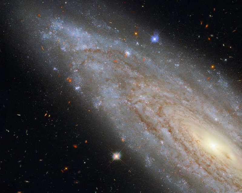 Telescopio espacial Hubble de la NASA captura una galaxia lejana con un fascinante secreto