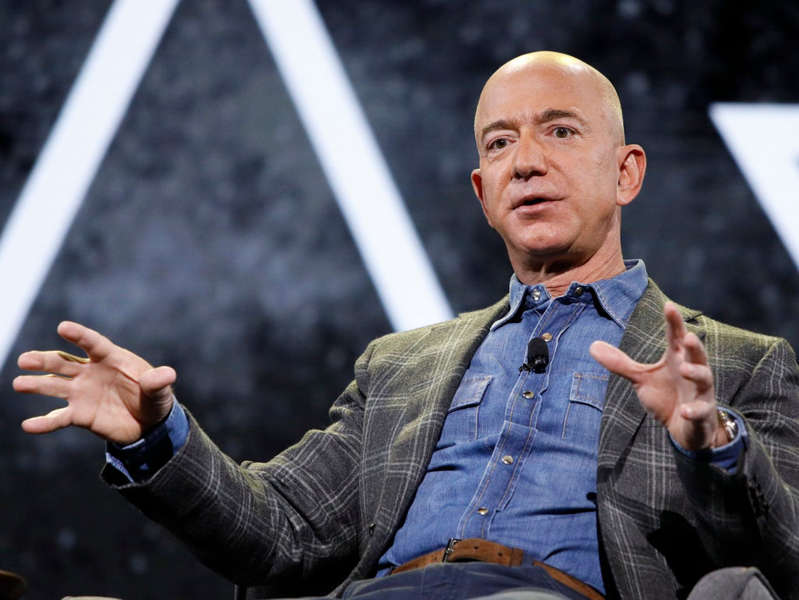 Miles firman una petición para que se le niegue a Jeff Bezos el reingreso a la Tierra después de un viaje espacial