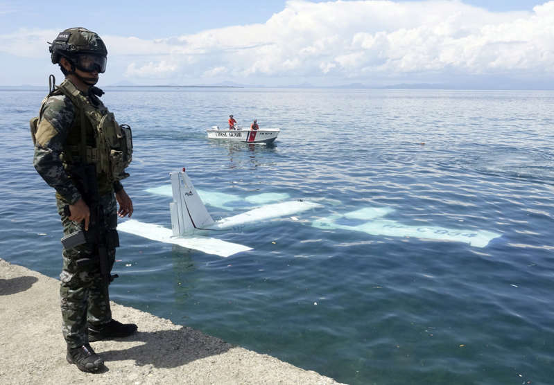 Encuentran la caja negra del avión militar siniestrado en Filipinas