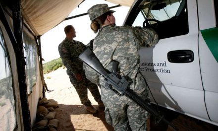 Gobernador de Texas logra ayuda militar de 5 estados para su plan contra inmigrantes