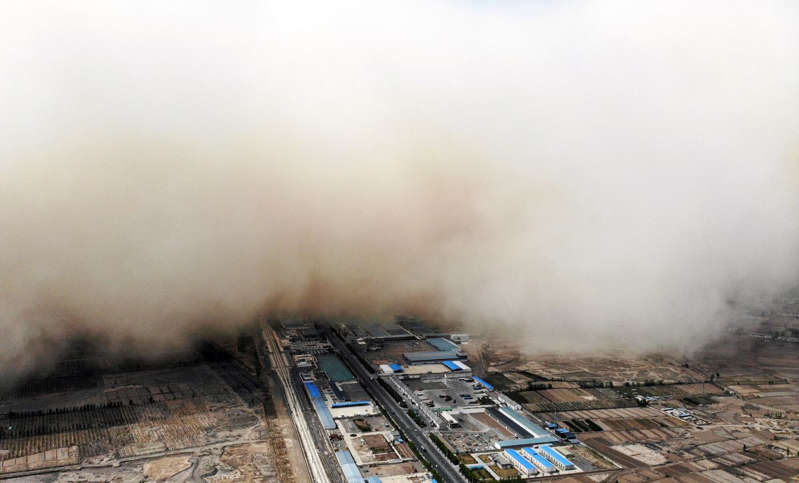 Tormenta de arena en China se “traga” casi por completo la ciudad de Dunhuang