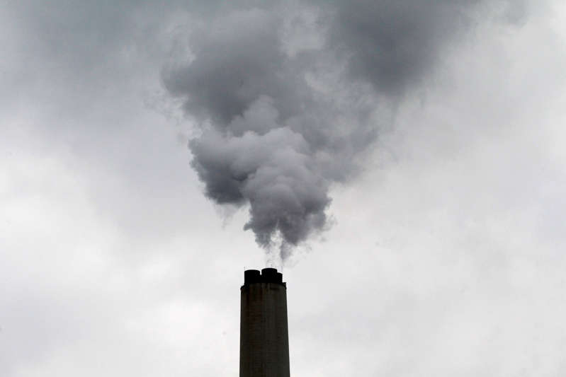 AIE: El carbón conducirá a un nuevo récord de CO2 por la electricidad en 2022