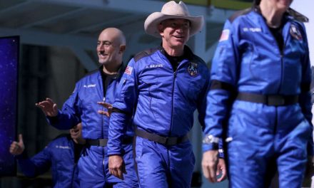 FAA a millonario Jeff Bezos tras viaje al espacio en el “New Shepard”: no eres astronauta