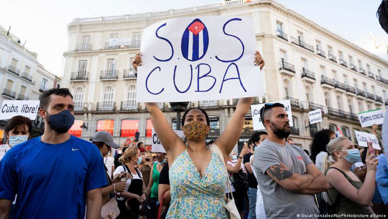 Cuba, entre sanciones y pedidos de ayuda