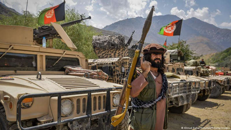Con armamento Estadounidense, combatientes talibanes avanzan a zona rebelde en Afganistán