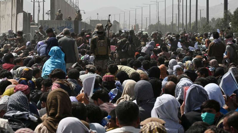 El caos en el aeropuerto de Kabul mientras miles de personas esperan a ser evacuadas