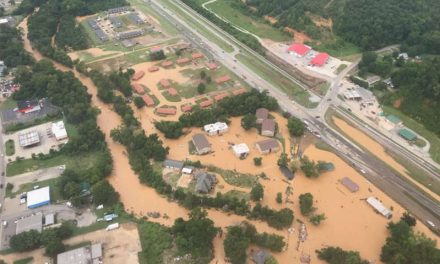 Bebés gemelos entre los 17 muertos tras inundación en Tennessee; hay 40 desaparecidos