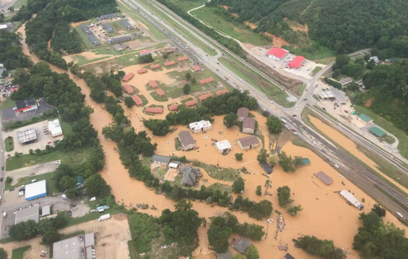 Bebés gemelos entre los 17 muertos tras inundación en Tennessee; hay 40 desaparecidos