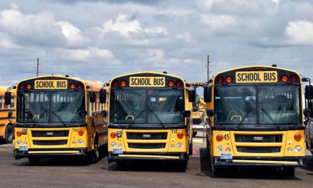 Escuelas de Estados Unidos lidian con escasez de choferes de autobuses