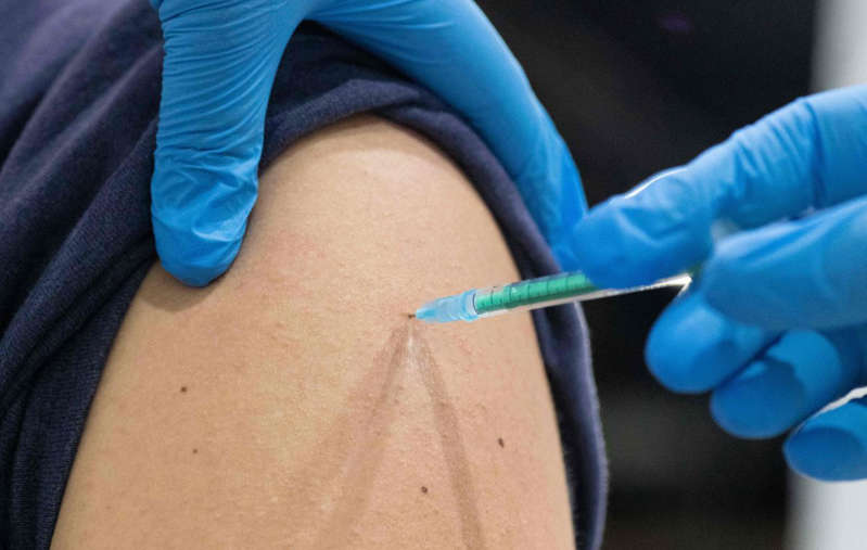 Enfermera alemana inyecta solución salina a 8,600 personas en lugar de vacuna contra la COVID-19