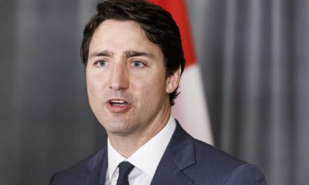 Trudeau anuncia que el personal diplomático canadiense abandonó Afganistán