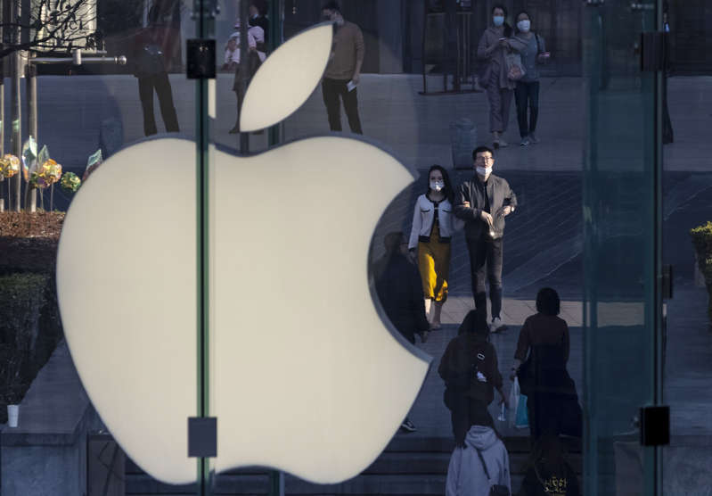 Apple mantiene su dominio como la mayor cotizada del mundo, con 2,48 billones de dólares