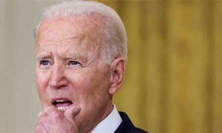 Sondeo AP-NORC: Cae aprobación de Biden en alza de contagios