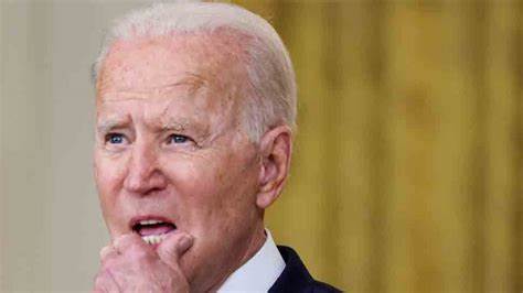 Sondeo AP-NORC: Cae aprobación de Biden en alza de contagios