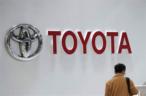 Toyota se hunde; escasez de chips obliga a recortar producción