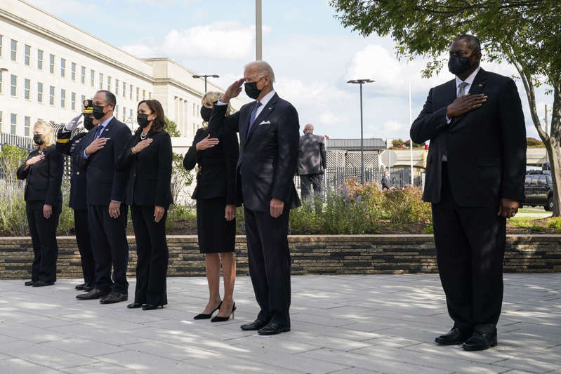 Biden y Harris rinden homenaje a las víctimas del 11-S en el Pentágono