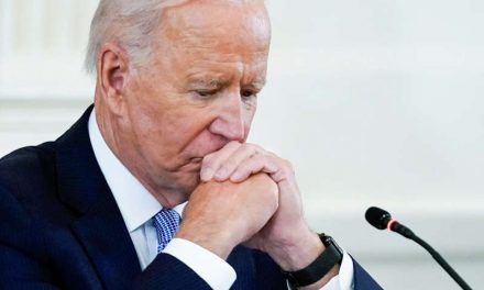 Cae popularidad de Joe Biden, revela encuesta de AP