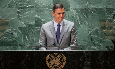 Presidente del Gobierno español promete reconstruir La Palma cuando termine la erupción