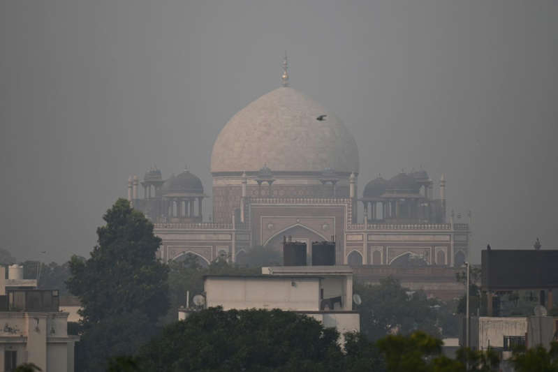 La India decreta confinamiento por una semana en Nueva Delhi debido a la densa capa de bruma que cubre la capital