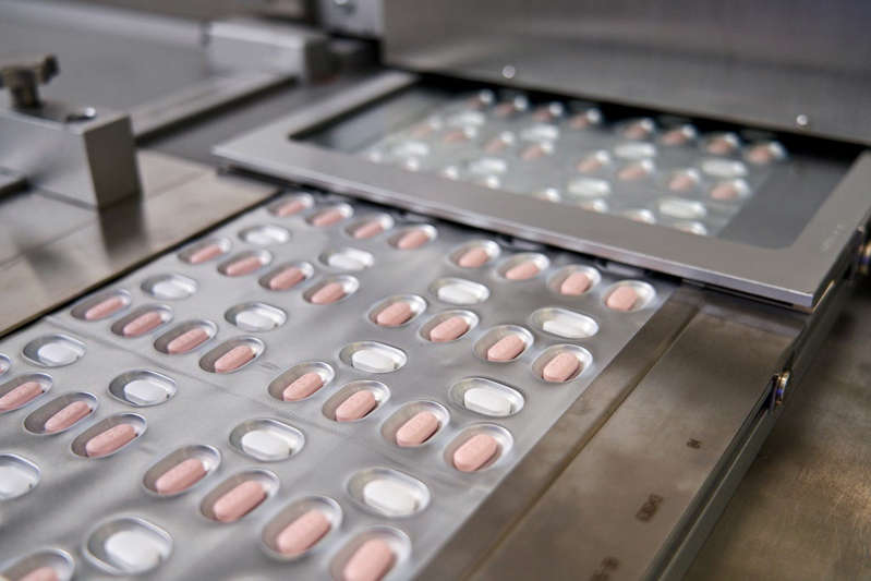 Estados Unidos y Pfizer pactan posible píldora contra COVID-19