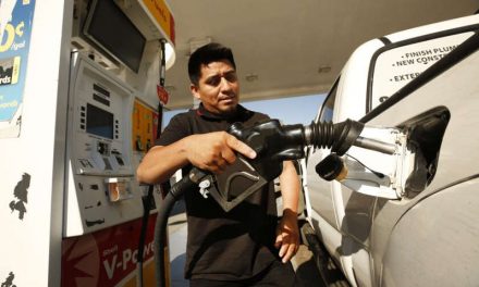 Todo se está disparando: Los precios récord de la gasolina en California se suman a la crisis navideña
