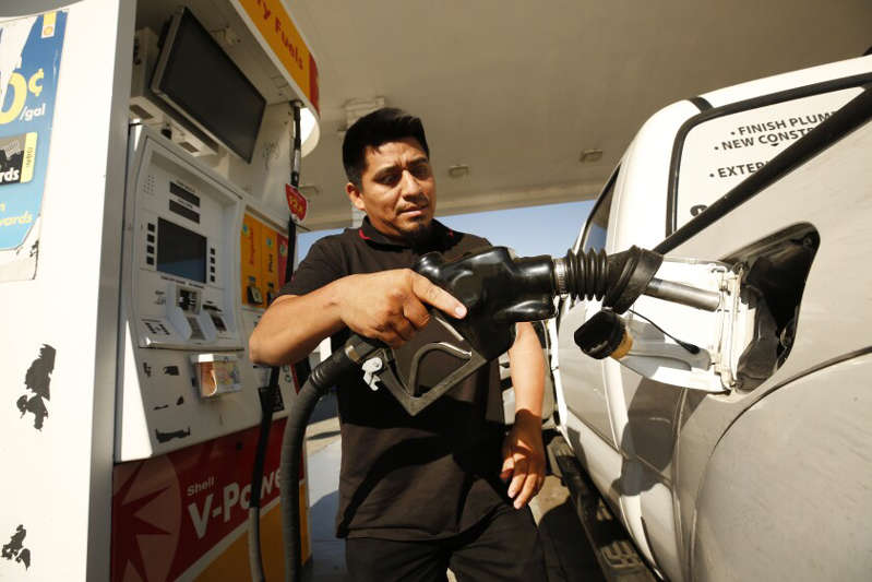 Todo se está disparando: Los precios récord de la gasolina en California se suman a la crisis navideña