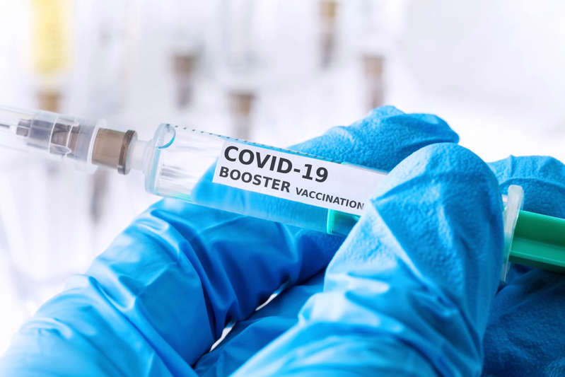 Pacientes vacunados están muriendo de covid-19 debido a la disminución de efectividad de la vacuna