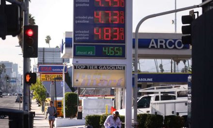 Por qué la decisión de Biden sobre la reserva de petróleo podría ayudar a reducir precios de combustible y otros productos